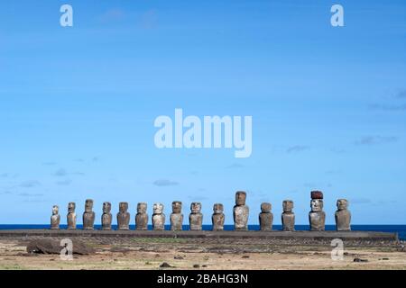 AHU Tongariki, la plus grande ahu (plate-forme) de l'île de Pâques. 15 moai restauré sur la côte en 1990s après avoir chuté pendant les guerres civiles et le tsunami. Banque D'Images