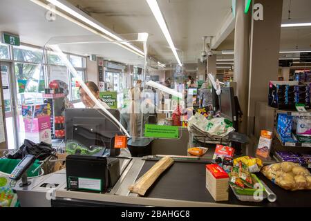 Sydney, Australie. Samedi 28 mars 2020. Woolworths supermarchés déploie l'installation d'écrans de protection à l'échelle nationale pour protéger son personnel contre le Coronavirus. Crédit Martin Berry/Alay Live News Banque D'Images