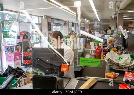 Sydney, Australie. Samedi 28 mars 2020. Woolworths supermarchés déploie l'installation d'écrans de protection à l'échelle nationale pour protéger son personnel contre le Coronavirus. Crédit Martin Berry/Alay Live News Banque D'Images