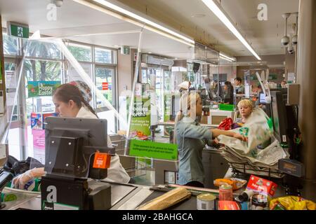Sydney, Australie. Samedi 28 mars 2020. Woolworths supermarchés déploie l'installation d'écrans de protection à l'échelle nationale pour protéger son personnel contre le Coronavirus. Crédit Martin Berry/Alay Live News Banque D'Images
