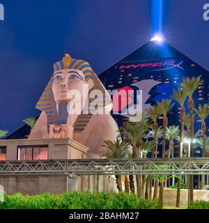Le casino de Louxor et le laser pyramidal de Las Vegas, Nevada, États-Unis. Banque D'Images