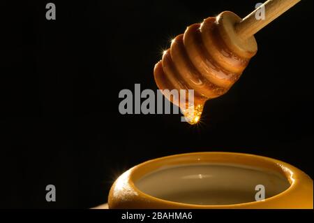 Savoureux égouttement photo de pot de miel - Images de nourriture de faible clé - photos de nourriture de haute qualité - photo de produit Banque D'Images