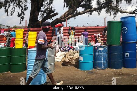 Harare, Zimbabwe. 27 mars 2020. Un homme passe devant un marché de rue à Harare, au Zimbabwe, le 27 mars 2020. Le président zimbabwéen Emmerson Mnangagwa a annoncé vendredi un verrouillage national de 21 jours à partir de lundi dans le cadre des mesures de lutte contre la propagation du coronavirus. Crédit: Zhang Yuliang/Xinhua/Alay Live News Banque D'Images