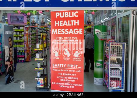 Sydney, Australie. Samedi 28 mars 2020. Message de santé publique affiché à l'entrée d'un pharmacien de Sydney informant les clients de ne pas entrer s'ils se sentent mal ou portent le virus. Crédit Martin Berry/Alay Live News Banque D'Images