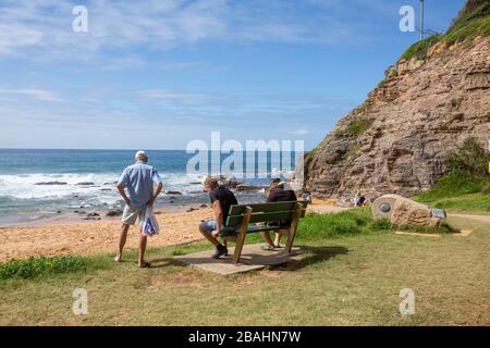 Sydney, Australie. Samedi 28 mars 2020. Les Australiens impliquent des distanciation sociale tout en profitant de la vue sur la plage d'Avalon lors d'une journée d'automne. Crédit Martin Berry/Alay Live News Banque D'Images