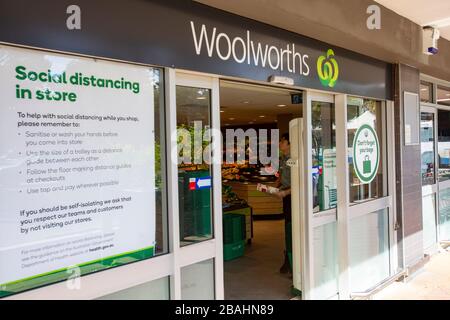 Sydney, Australie. Samedi 28 mars 2020. Woolworths supermarché affiche les distanciation sociale dans les exigences du magasin. Crédit Martin Berry/Alay Live News Banque D'Images