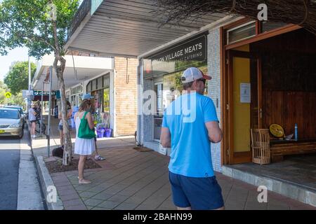 Sydney, Australie. Samedi 28 mars 2020. Les clients mettent en œuvre des distances sociales tout en attendant d'entrer dans les boulangers et les bouchers pour acheter des produits alimentaires. Crédit Martin Berry/Alay Live News Banque D'Images