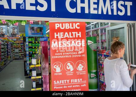 Sydney, Australie. Samedi 28 mars 2020. Message de santé publique affiché à l'entrée d'un pharmacien de Sydney informant les clients de ne pas entrer s'ils se sentent mal ou portent le virus. Crédit Martin Berry/Alay Live News Banque D'Images