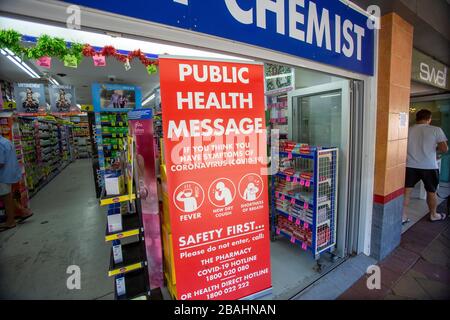 Sydney, Australie. Samedi 28 mars 2020. Message de santé publique affiché à l'entrée d'un pharmacien de Sydney informant les clients de ne pas entrer s'ils se sentent mal ou portent le virus. Crédit Martin Berry/Alay Live News Banque D'Images