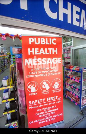 Sydney, Australie. Samedi 28 mars 2020. Message de santé publique affiché à l'entrée d'un pharmacien de Sydney informant les clients de ne pas entrer s'ils se sentent mal ou portent le virus. Crédit Martin Berry/Alay Live News Banque D'Images