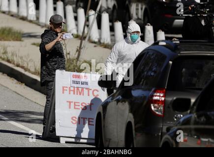 Los Angeles, États-Unis. 27 mars 2020. La photo prise le 27 mars 2020 montre un site de test du coronavirus au drive à Elysian Park à Los Angeles, aux États-Unis. Crédit: Xinhua/Alay Live News Banque D'Images
