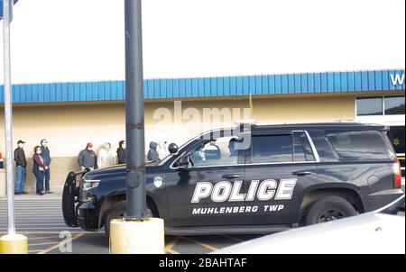 Reading, Berks County, Pennsylvanie, États-Unis -21 mars 2020: Présence de police dans un grand supermarché, magasin de boîtes, comme de grands groupes de personnes de ligne pour acheter sup Banque D'Images