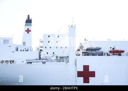 SAN PEDRO, LOS ANGELES, CALIFORNIE, États-Unis - 27 MARS: US Navy Hospital Ship USNS Mercy arrive au port de Los Angeles pour aider avec le coronavirus COVID-19 pandémie le 27 mars 2020 à San Pedro, Los Angeles, Californie, États-Unis. Le navire contient 1 000 lits qui seront utilisés pour traiter les patients non coronavirus dans un effort pour libérer des lits d'hôpital pour ceux qui souffrent de COVID-19. Les 800 membres du personnel médical du navire aideront à alléger la charge pesant sur les hôpitaux de la région lorsqu'ils sont confrontés à la pandémie. (Photo de Xavier Collin/image Press Agency) Banque D'Images