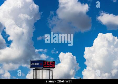Un panneau d'autoroute pour une station de gaz Arco à Turlock Californie avec nuages et ciel Banque D'Images