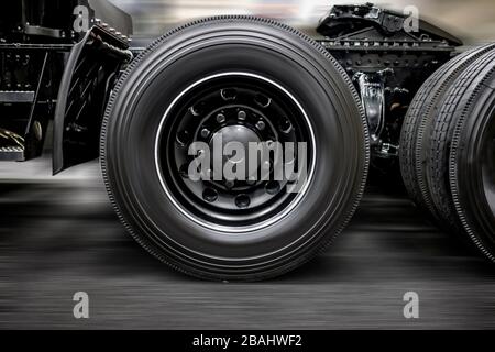 Châssis avec roues de transport de fret commercial élégant tracteur semi-camion de grande plate-forme noire avec attelage de cinquième roue lubrifié avec graisse pour sa Banque D'Images