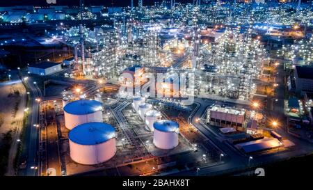 Grands domaines industriels de la raffinerie de pétrole et de gaz, vue aérienne des usines industrielles, des réservoirs de stockage de pétrole et des pipelines la nuit Banque D'Images