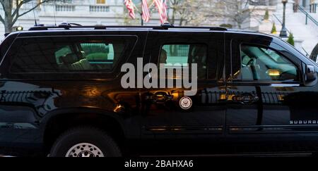 Washington, États-Unis d'Amérique. 24 mars 2020. Le vice-président Mike Pence est assis dans le convoi vice-présidentiel le mardi 24 mars 2020, sur l'avenue ouest Executive à l'extérieur de l'aile ouest de la Maison Blanche personnes: Le vice-président Mike Pence crédit: Groupe médias de tempêtes/Alay Live News Banque D'Images