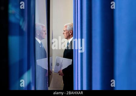 Washington, États-Unis d'Amérique. 24 mars 2020. Le vice-président Mike Pence arrive à participer à un exposé sur la mise à jour du coronavirus mardi 24 mars 2020 dans la salle d'information de presse James S. Brady de la Maison Blanche. Personnes: Vice-président Mike Pence crédit: Groupe médias de tempêtes/Alay Live News Banque D'Images