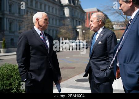 Washington, États-Unis d'Amérique. 26 mars 2020. Le vice-président Mike Pence s'entretient avec le directeur du Conseil économique national Larry Kudlow au sujet de la pandémie de coronavirus jeudi 26 mars 2020, sur l'avenue West Executive à l'extérieur de l'aile Ouest de la Maison Blanche. Personnes: Vice-président Mike Pence, Larry Kudlow crédit: Storms Media Group/Alay Live News Banque D'Images