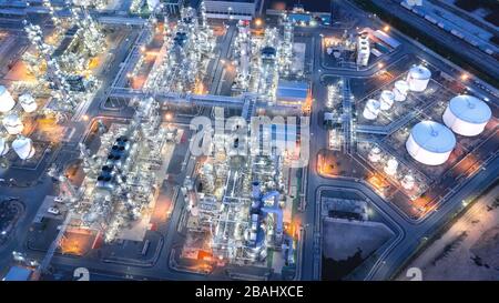 Grands domaines industriels de la raffinerie de pétrole et de gaz, vue aérienne des usines industrielles, des réservoirs de stockage de pétrole et des pipelines la nuit Banque D'Images