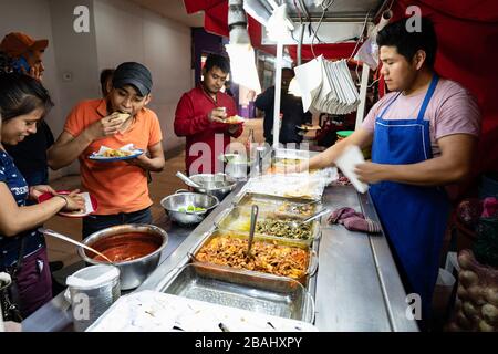 Mexico, Mexique. 26 mars 2020. Les citoyens qui mangent dans un restaurant ignorent les conseils de maintenir une distance de 1,5 mètre pour empêcher la propagation du coronavirus. À Mexico, de nombreux restaurants, bars et autres lieux publics sont fermés tandis que les résidents ont été invités à rester à la maison comme mesure préventive contre la propagation du coronavirus. Crédit: SOPA Images Limited/Alay Live News Banque D'Images