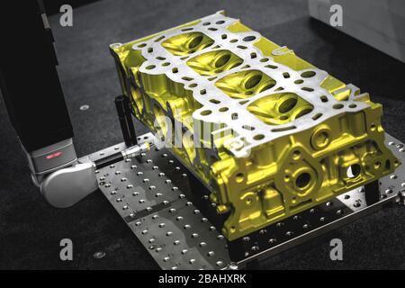 Contrôle de la qualité du forage, fraisage de pièces en aluminium de machines CNC par la machine de mesure coordonnée pour les pièces automobiles industrielles Banque D'Images