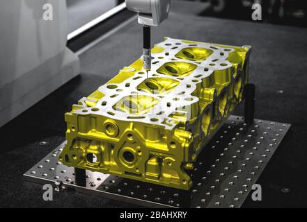Contrôle de la qualité du forage, fraisage de pièces en aluminium de machines CNC par la machine de mesure coordonnée pour les pièces automobiles industrielles Banque D'Images