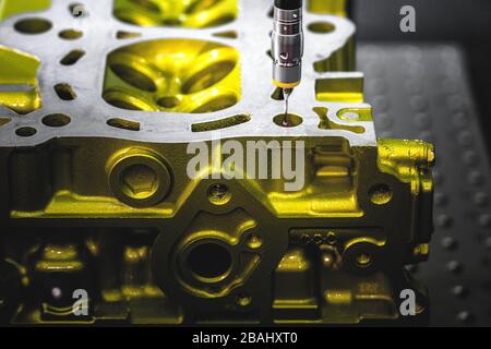 Contrôle de la qualité du forage, fraisage de pièces en aluminium de machines CNC par la machine de mesure coordonnée pour les pièces automobiles industrielles Banque D'Images