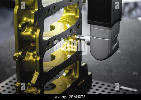 Contrôle de la qualité du forage, fraisage de pièces en aluminium de machines CNC par la machine de mesure coordonnée pour les pièces automobiles industrielles Banque D'Images