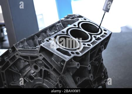 Contrôle de la qualité du forage, fraisage de pièces en aluminium de machines CNC par la machine de mesure coordonnée pour les pièces automobiles industrielles Banque D'Images