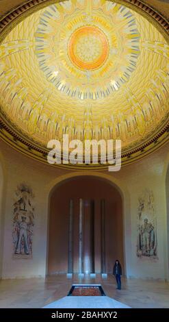 Ajouter un sens de l'échelle une femme de touristes se tient près de la piscine de réflexion dans la salle de mémoire avec la tombe du soldat inconnu en arrière-plan. Banque D'Images
