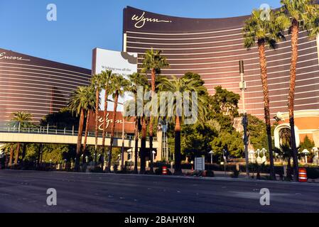 Une semaine dans la fermeture de Las Vegas en raison de Coronavirus, le Strip est assez vide. La plupart des résidents semblent être en voie de répondre à la demande du gouverneur Sisolak de « rester chez eux pour le Nevada », avec des preuves de l’ensemble du comté de Clark, NV. Les rues vides de Las Vegas près du Wynn Resort sur Las Vegas Blvd. Crédit photo : Ken Howard/Alay Banque D'Images