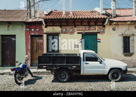 Les rues vides alors que le couvre-feu commence dans la colonie Antigua Guatemala, une destination touristique populaire, les entreprises fermées en raison de la quarantaine pandémique de coronavirus Banque D'Images