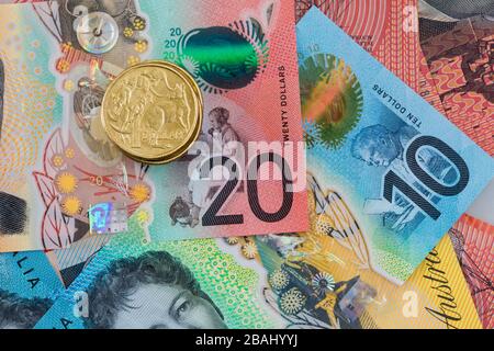Gros plan de l'argent Australan, y compris des billets de dix et vingt dollars et une pièce de monnaie de un dollar. Banque D'Images
