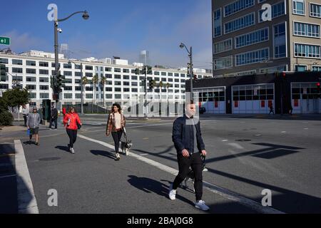 Les gens qui prennent une promenade matinale un dimanche dans le quartier de Mission Bay à San Francisco, Californie. Banque D'Images