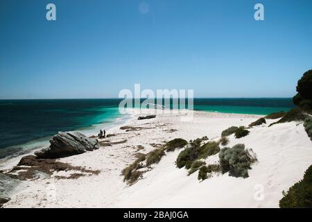 Plage de sable blanc immaculée sur l'île de Rottnest, et eau turquoise Banque D'Images