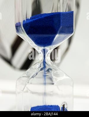 Umea, Norrland Suède - 11 mars 2020 : hourglass avec du sable bleu au grand magasin Banque D'Images
