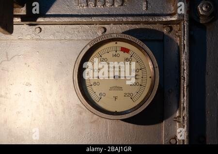 Thermomètre analogique ancien fabriqué par Marshall Sons & Co. À l'intérieur de la plus haute usine de traitement de thé orthodoxe au monde Kolukkumalai, Munnar Banque D'Images