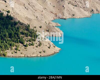 Gros plan sur la terre et l'eau du lac Benmore, Nouvelle-Zélande Banque D'Images