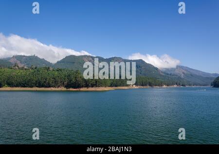 Belle vue sur le lac Mattumesquin près du barrage Mattumesquin sur le chemin de la gare Top Station, Munnar, Kerala, Inde Banque D'Images