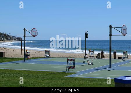 Laguna Beach, CA/USA - 23 mars 2020: Terrains de basket-ball à Laguna Beach vides et fermés pour faire respecter la fermeture de COVID-19 Banque D'Images