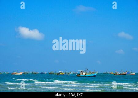 Talaimannar, Sri Lanka - février 2020: Bateaux de pêche ancrés sur la plage le 26 février 2020 à Talaimannar, Sri Lanka. Banque D'Images