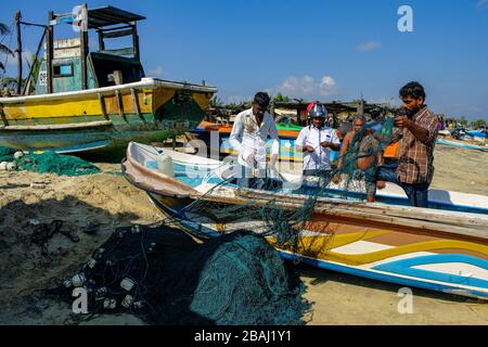 Talaimannar, Sri Lanka - février 2020: Les pêcheurs préparant les filets pour aller pêcher sur la plage le 26 février 2020 à Talaimannar, Sri Lanka. Banque D'Images