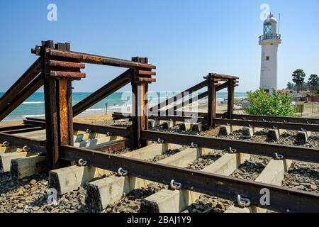 Talaimannar, Sri Lanka - Février 2020: Fin de la ligne de chemin de fer à la plage de Talaimannar à côté du phare le 26 février 2020 à Talaimannar. Banque D'Images