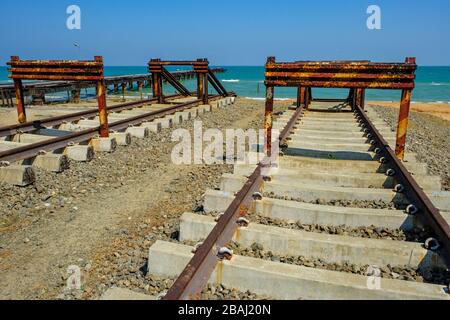 Talaimannar, Sri Lanka - février 2020: Fin de la ligne de chemin de fer à la plage de Talaimannar le 26 février 2020 à Talaimannar, Sri Lanka. Banque D'Images