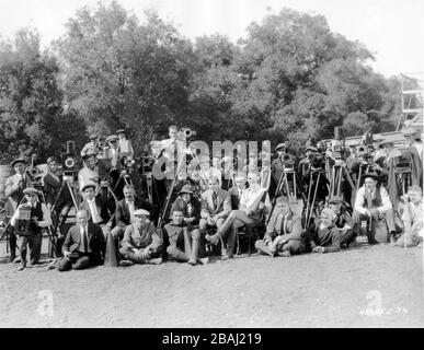 JUIN MATHIS RUDOLPH VALENTINO et le directeur REX INGRAM sur le lieu de tournage candié avec les caméramans de cinéma et encore cameramen pendant le tournage DES QUATRE CAVALIERS DE L'APOCALYPSE 1921 roman Vicente Blasco Ibanez écrit pour l'écran d'ici juin Mathis Metro Pictures Corporation Banque D'Images