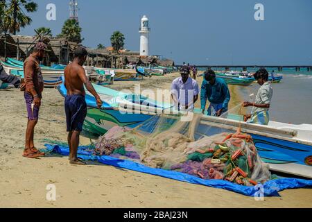 Talaimannar, Sri Lanka - février 2020: Les pêcheurs préparant les filets pour aller pêcher sur la plage le 26 février 2020 à Talaimannar, Sri Lanka. Banque D'Images