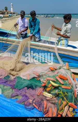 Talaimannar, Sri Lanka - février 2020: Les pêcheurs préparant les filets pour aller pêcher sur la plage le 26 février 2020 à Talaimannar, Sri Lanka. Banque D'Images