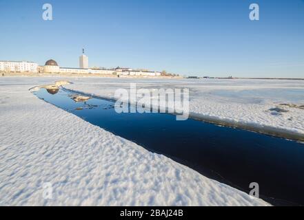 Crack sur la rivière. Vue sur la ville d'Arkhangelsk. Le début de la dérive de glace. Printemps dans le Nord Banque D'Images