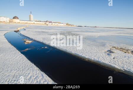 Crack sur la rivière. Vue sur la ville d'Arkhangelsk. Le début de la dérive de glace. Printemps dans le Nord Banque D'Images